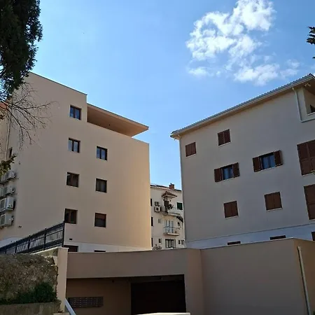 Lil Apartament *