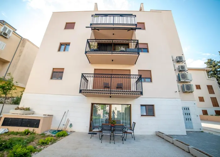 Lil Apartment Split